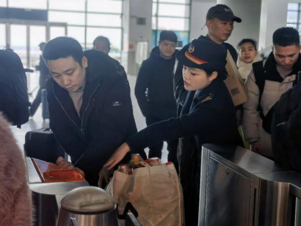 迎风雪护归途 铁路人温暖春运“回家路”