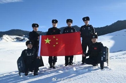 戍边民警节日期间开展边境辖区巡逻 戍边民警节日期间开展边境辖区巡逻