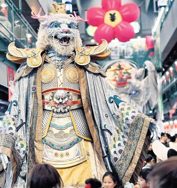 企鹅拜年、赏杜鹃、看花灯……看大连“花式”过年 企鹅拜年、赏杜鹃、看花灯……看大连“花式”过年