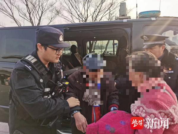 惊险！80岁老人误入立交桥迷路，南京特警及时发现忙救助