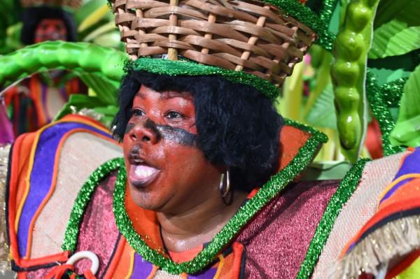 里约热内卢举行2024年狂欢节桑巴舞校表演