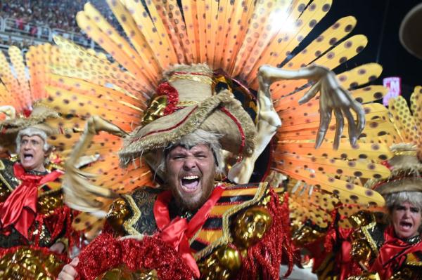 里约热内卢举行2024年狂欢节桑巴舞校表演