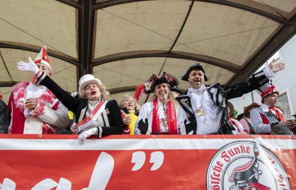 “玫瑰星期一”游行掀起德国科隆狂欢节高潮