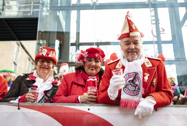 “玫瑰星期一”游行掀起德国科隆狂欢节高潮