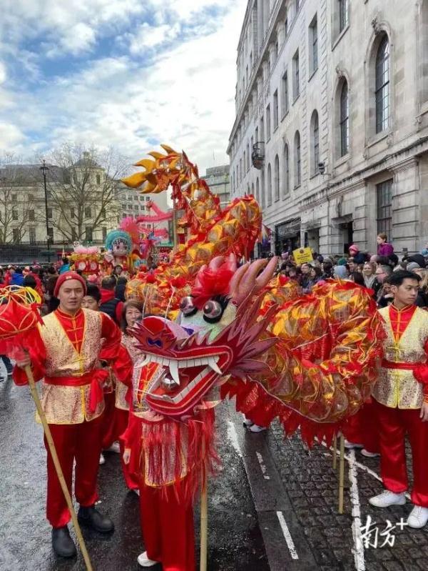 火出国门!在英国伦敦街头,佛山花车被70万人围观! 火出国门!在英国伦敦街头,佛山花车被70万人围观!
