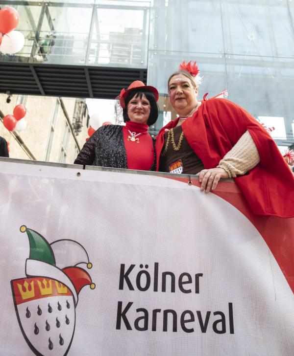 “玫瑰星期一”游行掀起德国科隆狂欢节高潮