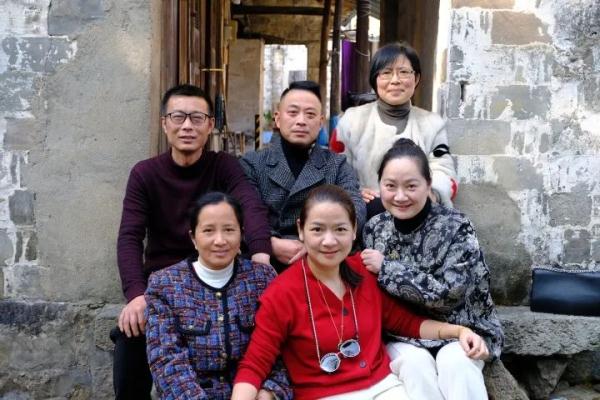 姐弟6人45年后再同框，还在老家门槛前