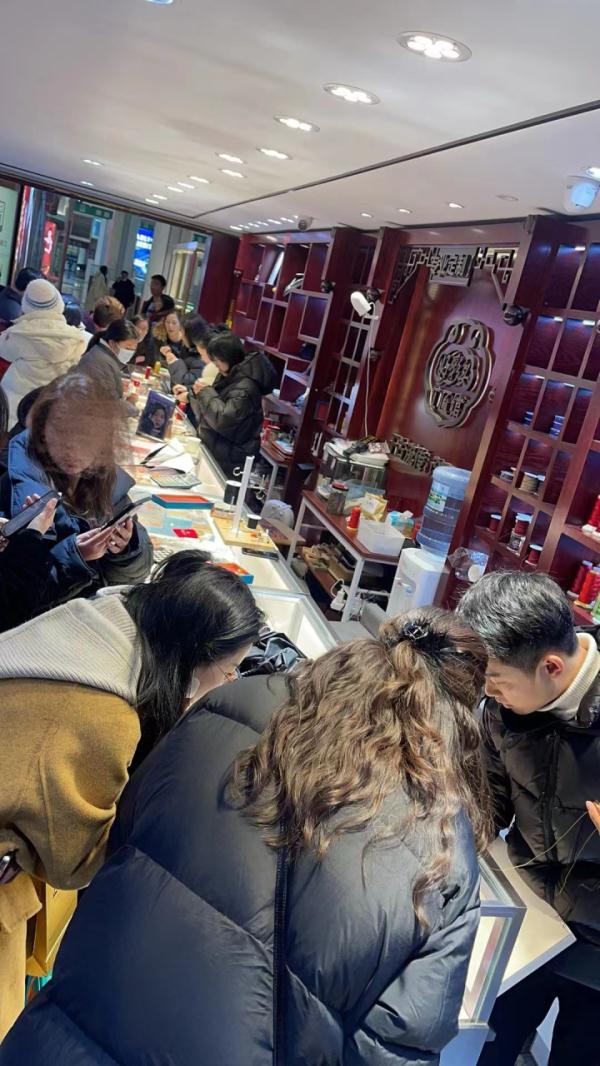 抢光、卖空、断货！有人排队2小时，有人一下花掉20万！