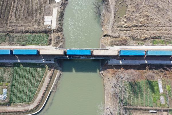 龙年上海首趟中欧班列从铁路闵行站发出