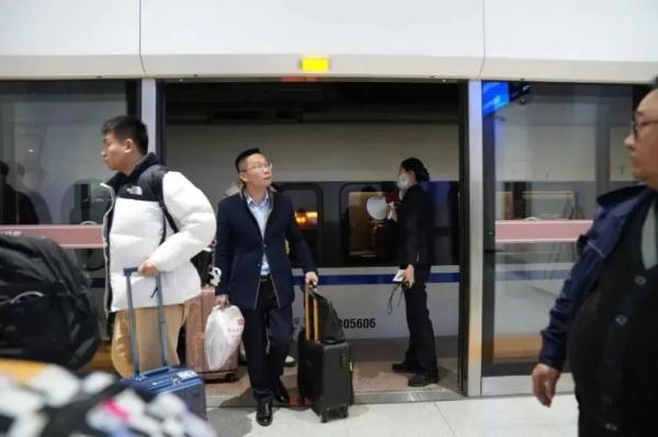 坐动车赶飞机，嗖的一下就到了