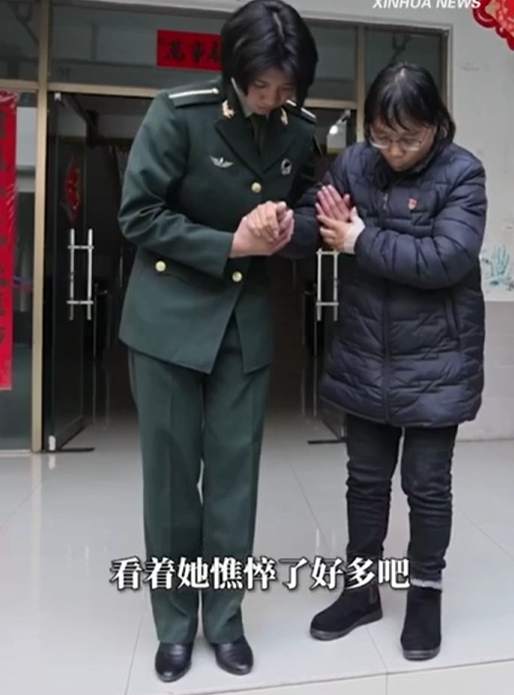 “张老师,现在换我来保护你!” “张老师,现在换我来保护你!”