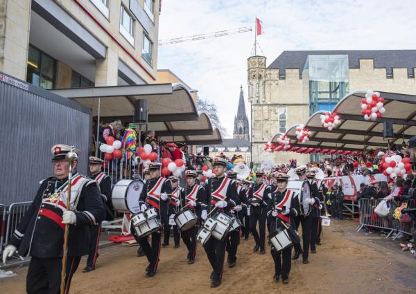 “玫瑰星期一”游行掀起德国科隆狂欢节高潮