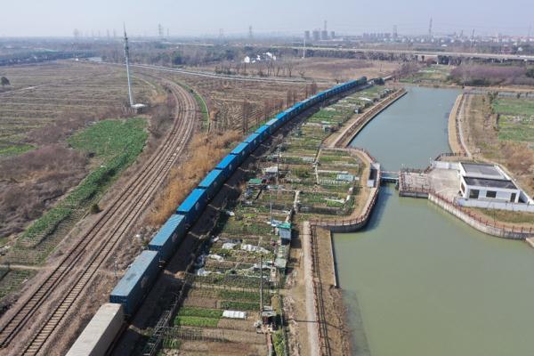 龙年上海首趟中欧班列从铁路闵行站发出