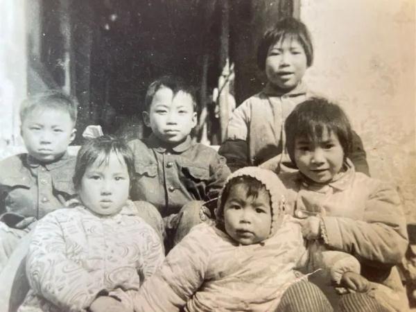 姐弟6人45年后再同框，还在老家门槛前