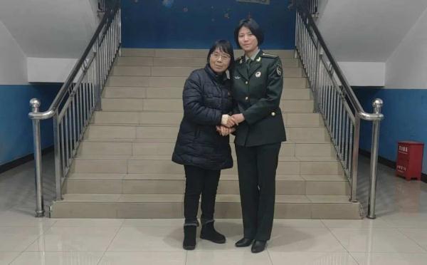 “张老师,现在换我来保护你!” “张老师,现在换我来保护你!”