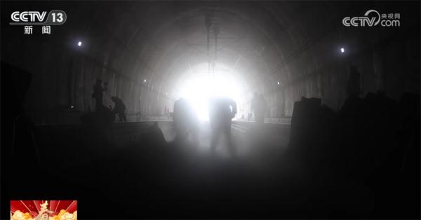 春节我在岗|能源通道上的“守隧人”:保障运输畅通 温暖千家万户 春节我在岗|能源通道上的“守隧人”:保障运输畅通 温暖千家万户