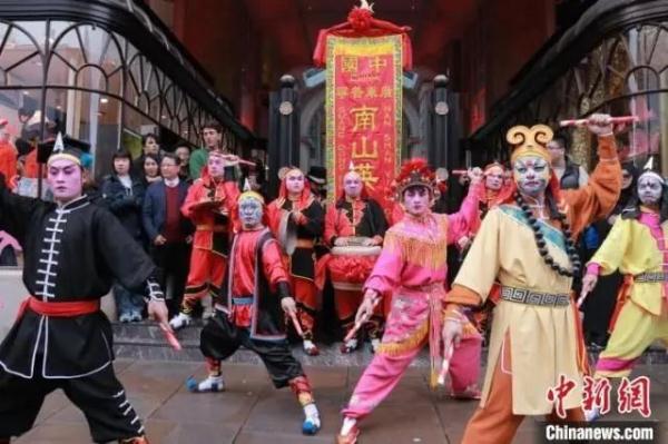 广东非遗英歌舞亮相英国伦敦文化地标