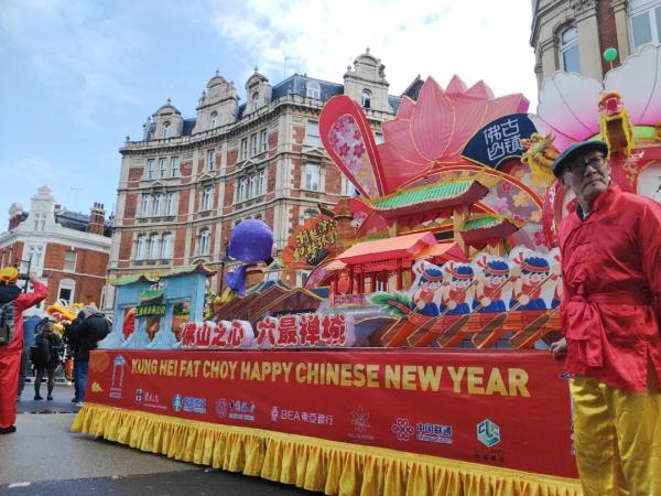 火出国门!在英国伦敦街头,佛山花车被70万人围观! 火出国门!在英国伦敦街头,佛山花车被70万人围观!