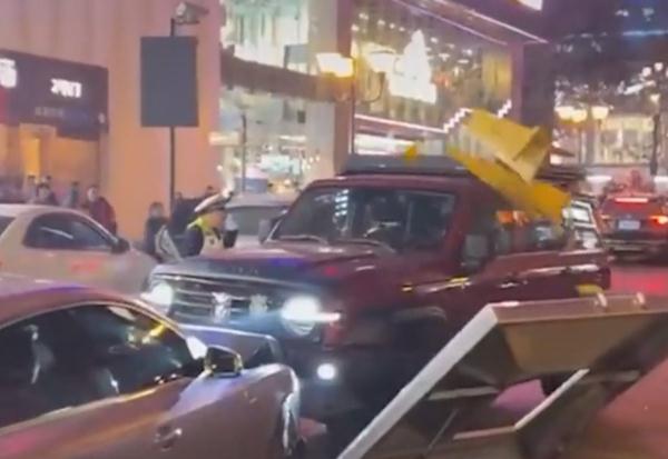 重庆解放碑步行街突发!警方:刑拘 重庆解放碑步行街突发!警方:刑拘