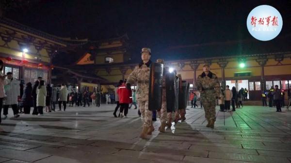 致敬！万家团圆背后的坚守
