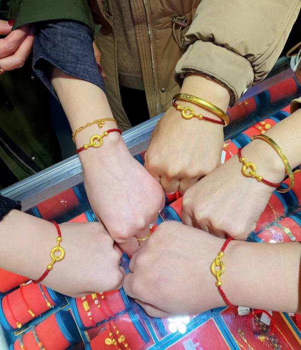 抢光、卖空、断货！有人排队2小时，有人一下花掉20万！