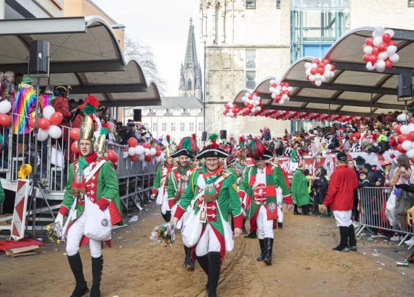 “玫瑰星期一”游行掀起德国科隆狂欢节高潮