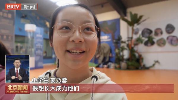他们的工作，是给野生动物当“奶爸奶妈”！