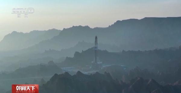 在地底寻找“宝藏”！我国首口万米科探井钻井深度突破9900米