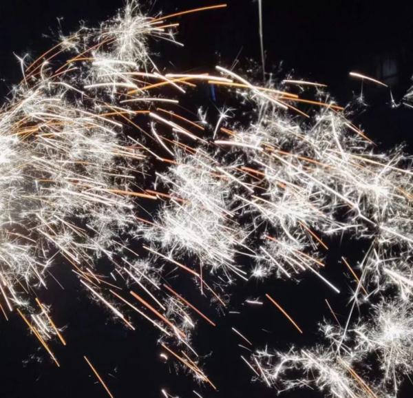 “那个把太阳画在左上角的小孩已经长大了……” “那个把太阳画在左上角的小孩已经长大了……”