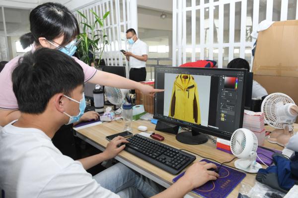 “时尚单品”冲锋衣背后的千亿“风口”