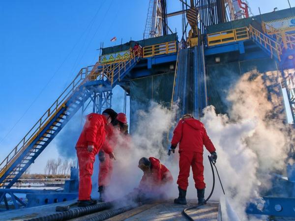 新春走基层&middot;春节他们在一线｜河套盆地采油人：冰清雪白一抹红