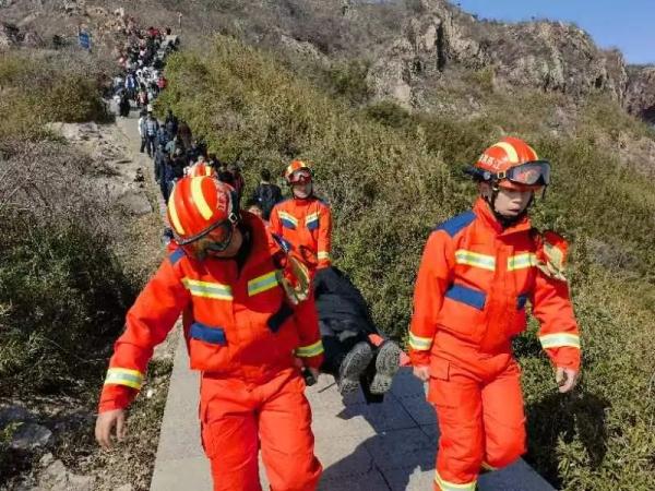 事发圌山！一七旬老人被抬下山......