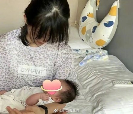 大学生回家过年变身德华