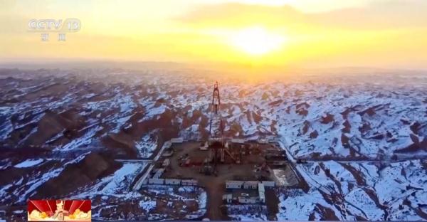 在地底寻找“宝藏”！我国首口万米科探井钻井深度突破9900米