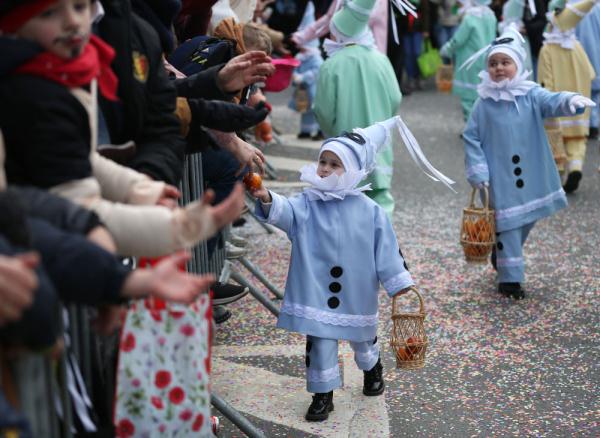 比利时班什狂欢节迎来高潮 比利时班什狂欢节迎来高潮