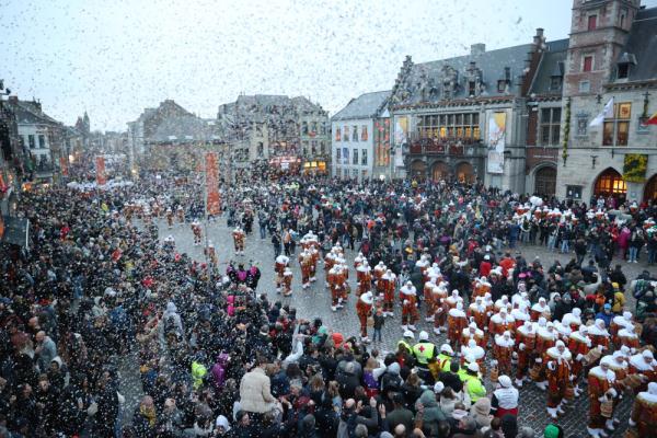 比利时班什狂欢节迎来高潮 比利时班什狂欢节迎来高潮