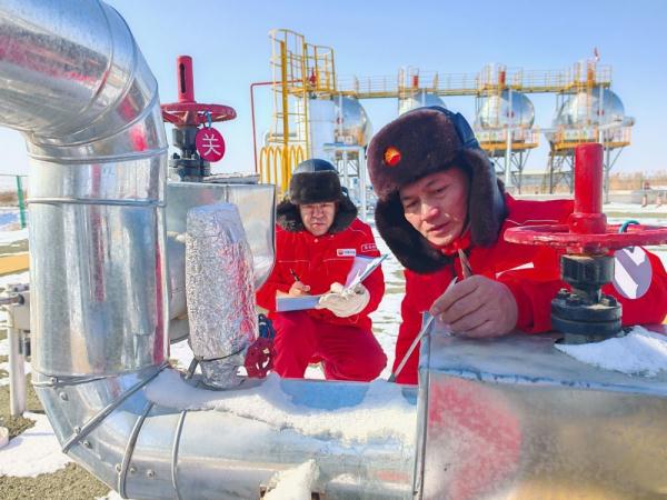 新春走基层&middot;春节他们在一线｜河套盆地采油人：冰清雪白一抹红