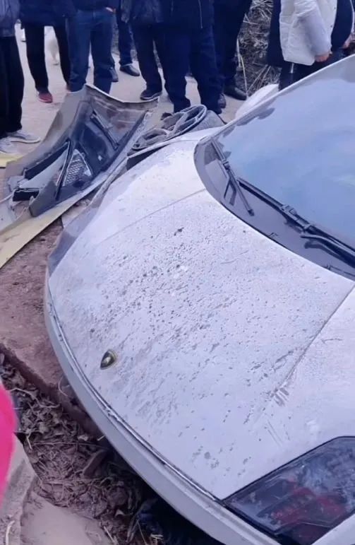 小伙开兰博基尼回村被撞报废,当事人发声! 小伙开兰博基尼回村被撞报废,当事人发声!