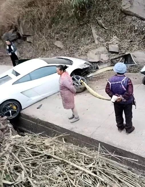 小伙开兰博基尼回村被撞报废,当事人发声! 小伙开兰博基尼回村被撞报废,当事人发声!