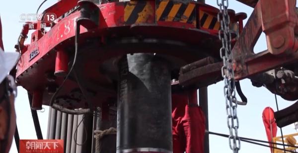 在地底寻找“宝藏”！我国首口万米科探井钻井深度突破9900米