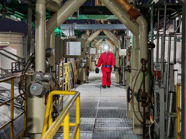 新春走基层&middot;春节他们在一线｜河套盆地采油人：冰清雪白一抹红