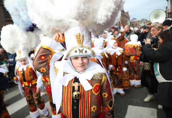 比利时班什狂欢节迎来高潮 比利时班什狂欢节迎来高潮