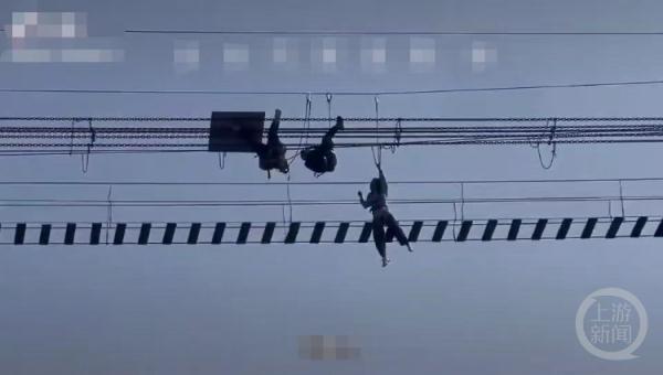 河南一景区网红桥侧翻游客“倒挂”半空,文旅局回应 河南一景区网红桥侧翻游客“倒挂”半空,文旅局回应