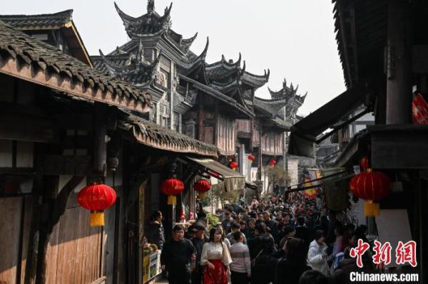 锦绣中国年｜赏花灯、观表演、品美食 重庆多彩活动“闹”新春
