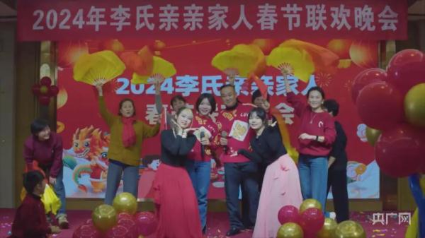 祖孙四代齐上阵！江西这家人自办“春晚”迎新年