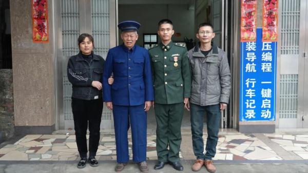 一等功臣柯东贤与弟弟柯东智相互勉励、逐梦军旅