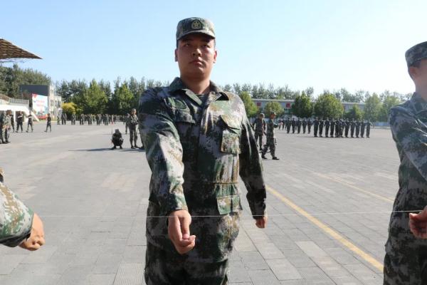 从“胖小伙儿”到阅兵旗手，他“逆袭”了！