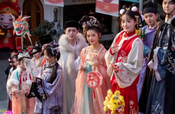 游鱼灯、打火花、赏花灯……这里的新年氛围感拉满了! 游鱼灯、打火花、赏花灯……这里的新年氛围感拉满了!