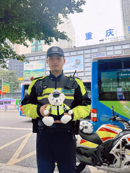 “你知道我在等你吗?” 重庆碎碎念交巡警小哥走红网络 “你知道我在等你吗?” 重庆碎碎念交巡警小哥走红网络