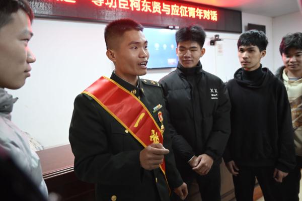 一等功臣柯东贤与弟弟柯东智相互勉励、逐梦军旅